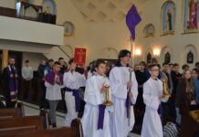 Stół Eucharystii – drugi dzień rekolekcji szkolnych (12 kwietnia 2022)